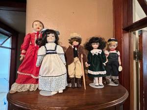 lot 95 image: Dolls