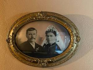 lot 98 image: Oval Frame & Glass