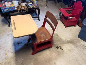 lot 316 image: Childrens Desk