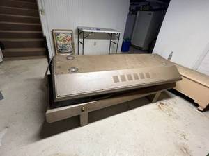 lot 376 image: Tanning Bed