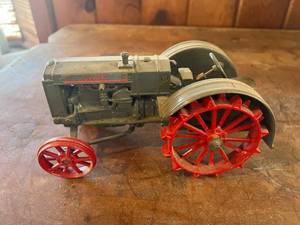 lot 424 image: Cast Tractor