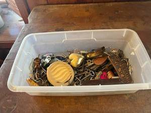lot 429 image: Small Tote of Keys