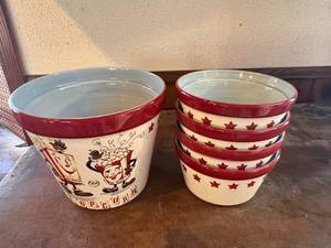 lot 438 image: Popcorn Set