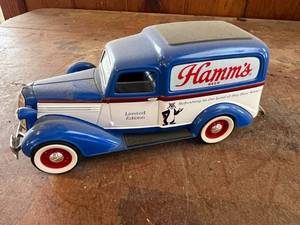 lot 465 image: Hamms Beer Truck