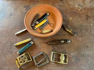 lot 476 image: Bowl of Knives & Belt Buckles