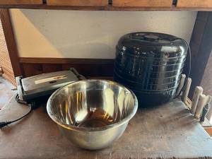 lot 506 image: Dehydrator, Panini Press & Bowl
