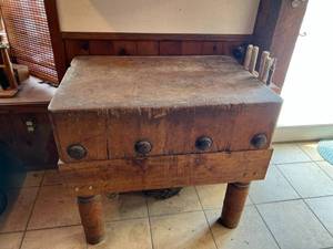 lot 522 image: Butcher Block Table & Knives