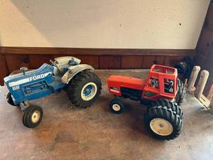 lot 527 image: Ford 8600 & Allis-Chalmers 7080 Tractors
