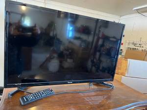 lot 535 image: 32 Samsung TV