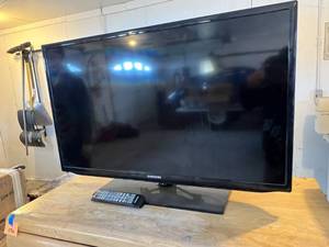 lot 537 image: 32 Samsung TV