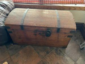 lot 575 image: Antique Chest