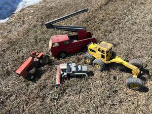 lot 590 image: Farm Toys