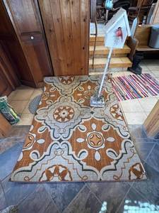 lot 602 image: Rug & Birdcage on Stand