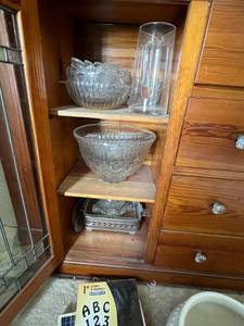 lot 605 image: Glassware on 3 Shelves