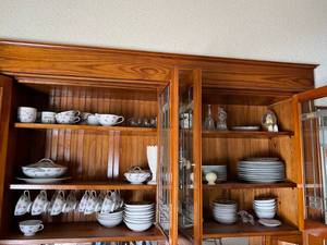lot 608 image: Content of Cabinet