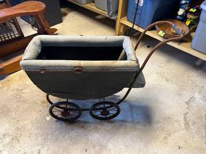 lot 358 image: Vintage Stroller