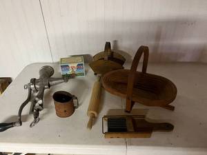 lot 363 image: Kitchen Collectibles