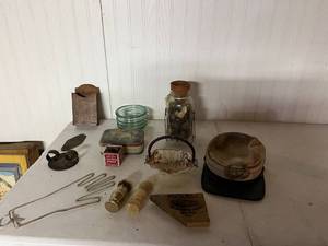 lot 365 image: Mixed Lot of Collectibles