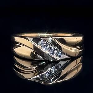 Gents Diamond Band Feature 3 Diamonds in Scallop Design in Yellow Gold Newly Refinished, Ex Condition