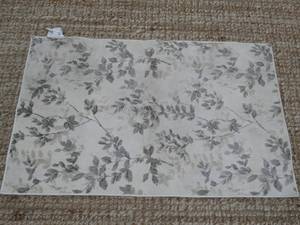 lot 28 image: Small Area Rug  GrayCreamFloral, 2 5 x 3 9