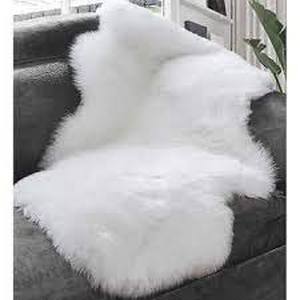 lot 20 image: Mon Chateau Faux Fur Quad Rug  Ivory, 3 7 x 5 10