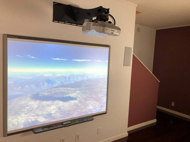 lot 1 image: Smartboard And Epson PowerLite 425W Projector