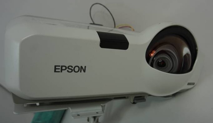 lot 4 image: Smartboard And Epson PowerLite 425W Projector