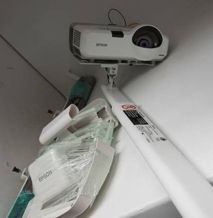lot 5 image: Smartboard And Epson PowerLite 425W Projector