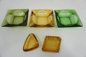 lot 9 image: (5) Collectible Vintage Depression Glass Ashtrays