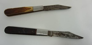lot 23 image: (2) Vintage Collectible Pocket Knives