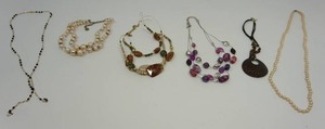 lot 42 image: (6) Vintage Collectible Necklace Pearl Bead Stylish Jewelry