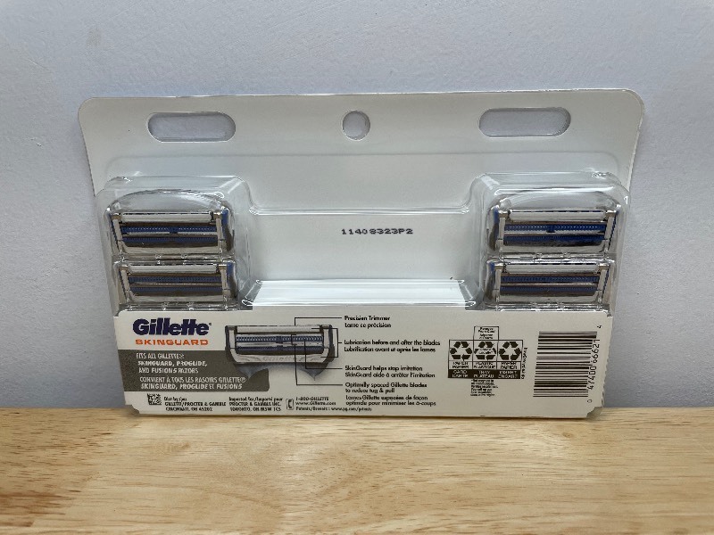 lot 98A image: 24 Brand New Gillette Skinguard Razor Blades Q
