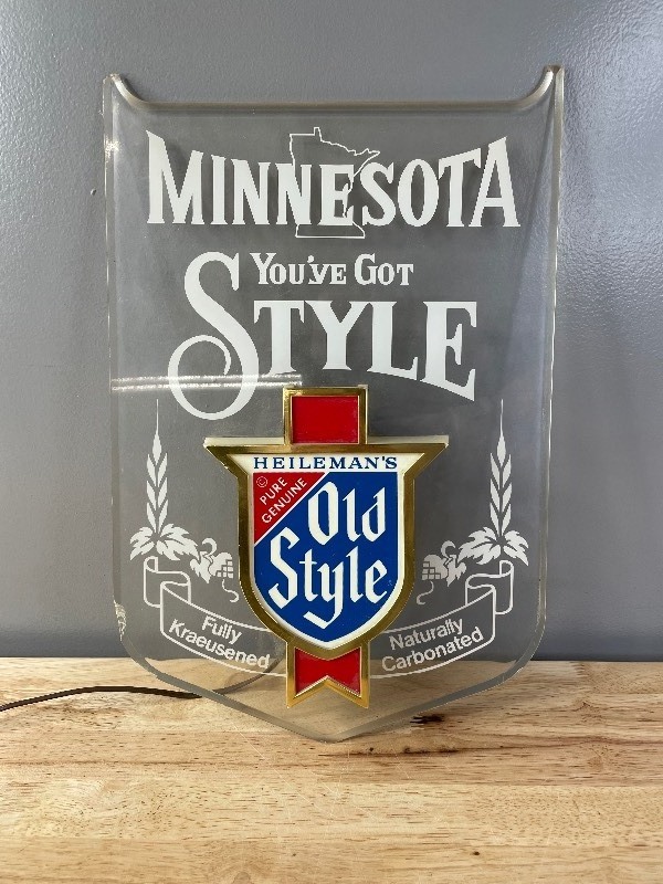 lot 10A image: Heilemans Old Style Minnesota Beer Light Man Cave Bar Z
