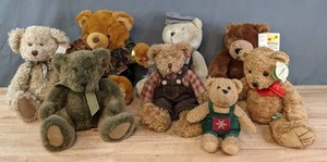 lot 185 image: Collection of (8) Teddy Bears Boyds Bears, First & Main, and More   W