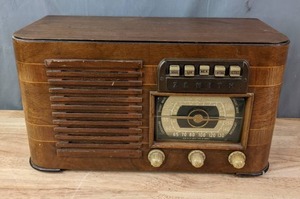 lot 222 image: Vintage Zenith Long Distance Table Radio M