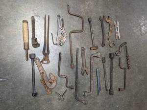 lot 257 image: A Variety of Vintage Tools  M