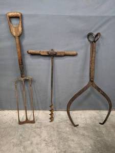 lot 252 image: Vintage Ice Block Cleaver, Post Hole Auger and Spade  M