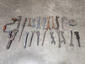 lot 260 image: A Variety of Vintage Tools  M