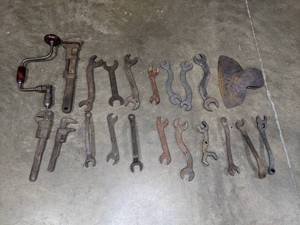 lot 255 image: A Variety of Vintage Tools  M