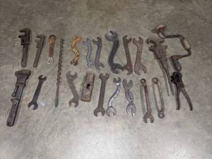 lot 250 image: A Variety of Vintage Tools  M