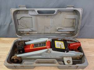 lot 72 image: Larin 2-Ton Capacity Hydraulic Floor Jack with Case  R