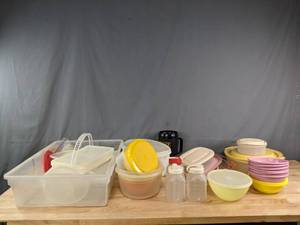 lot 327 image: A Collection of Various Sized Bowls and a Mug  R