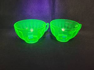 lot 31 image: (2) Vintage Federal Glass Uranium Glass Cups