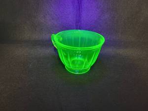 lot 32 image: Vintage Federal Glass Uranium Glass Cup