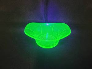 lot 35 image: Vintage Flared Uranium Glass Bowl