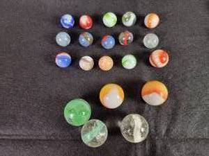 lot 37 image: (20) Vintage Marbles - Sizes from 916 to 1
