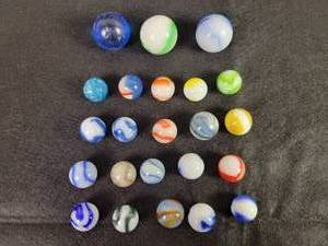 lot 38 image: (23) Vintage Marbles - Sizes from 916 to 1