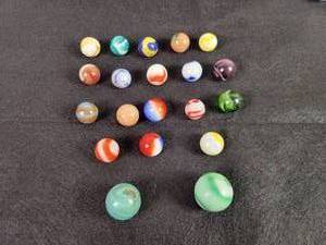 lot 39 image: (20) Vintage Marbles - Sizes from 916 to 1516