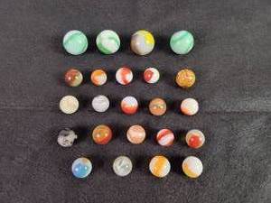 lot 40 image: (23) Vintage Marbles - Sizes from 916 to 1516