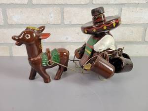 lot 47 image: Vintage Sleeping Mexican Tequila Decanter and Glasses